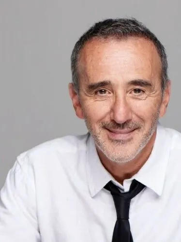 Elie Semoun sur la scène de La Marelle Comedy Club à Bordeaux