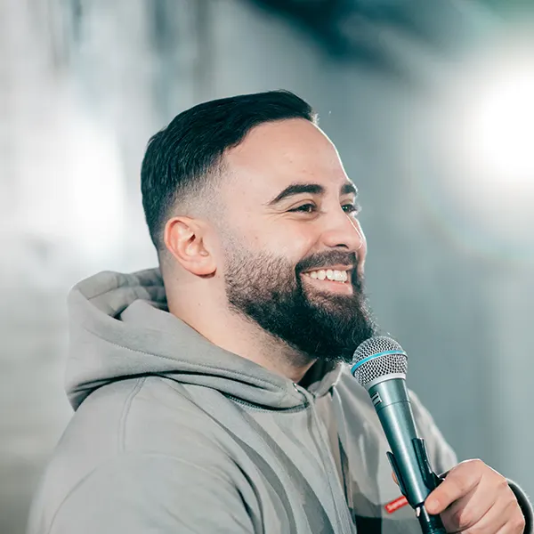 Ilyes Mela sur la scène du Marelle Comedy Festival à Bordeaux