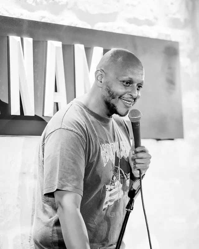 Tareek sur scène chez La Marelle Comedy Club à Bordeaux