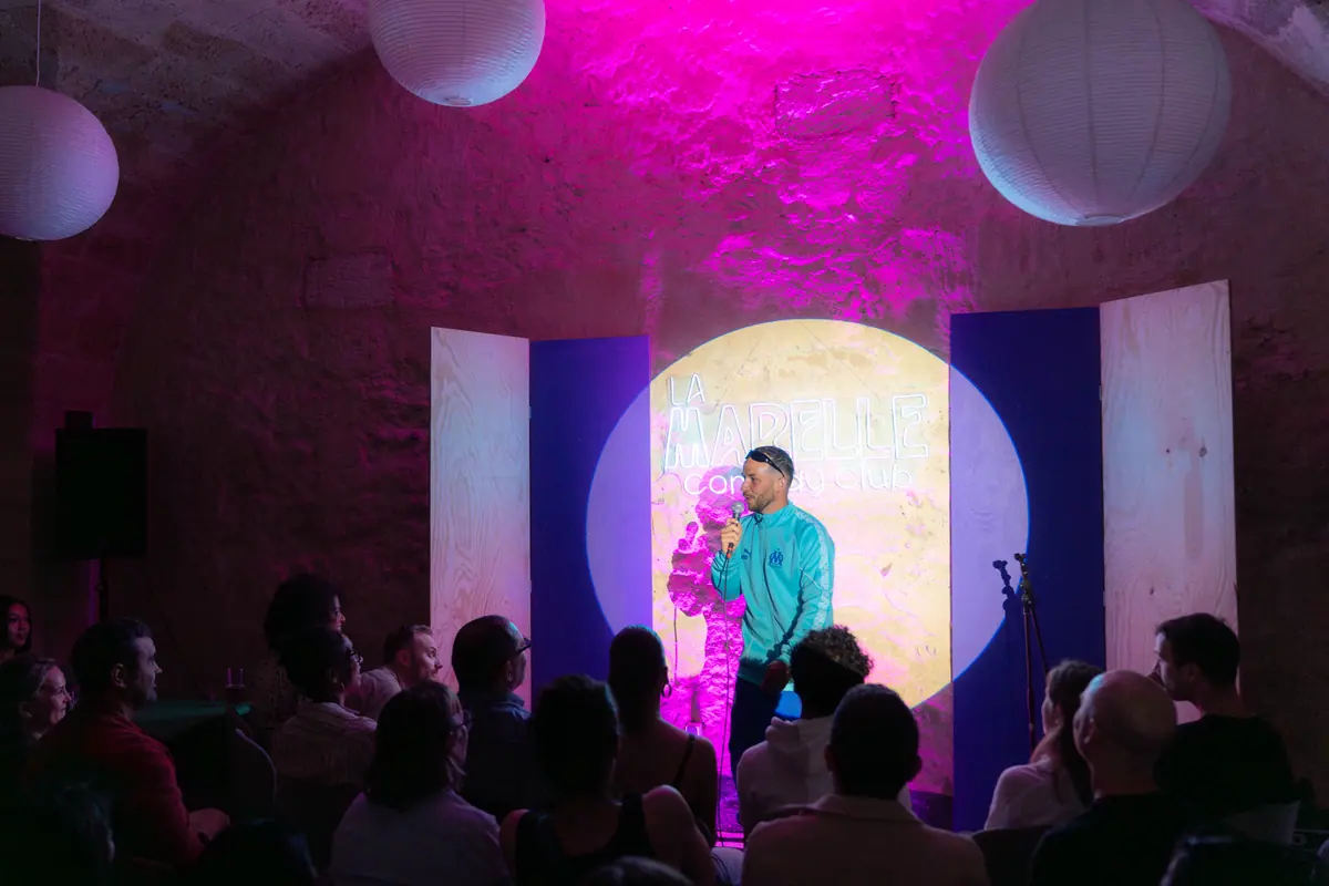 Soirée stand-up sous lanternes à La Marelle Bleue — comedy club du vendredi, Pas de Lune Saint-Jean, Bordeaux