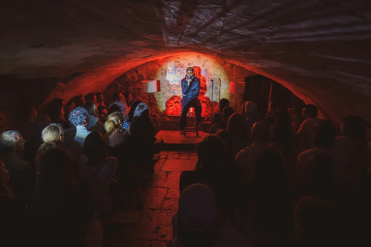 Humoriste en plein set à La Marelle Rouge — comedy club du samedi à l'Atelier B, vieux Bordeaux