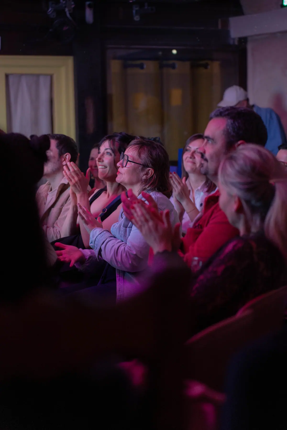 Public en éclats de rire à un spectacle d'humour — La Marelle Rouge, comedy club à l'Atelier B, vieux Bordeaux