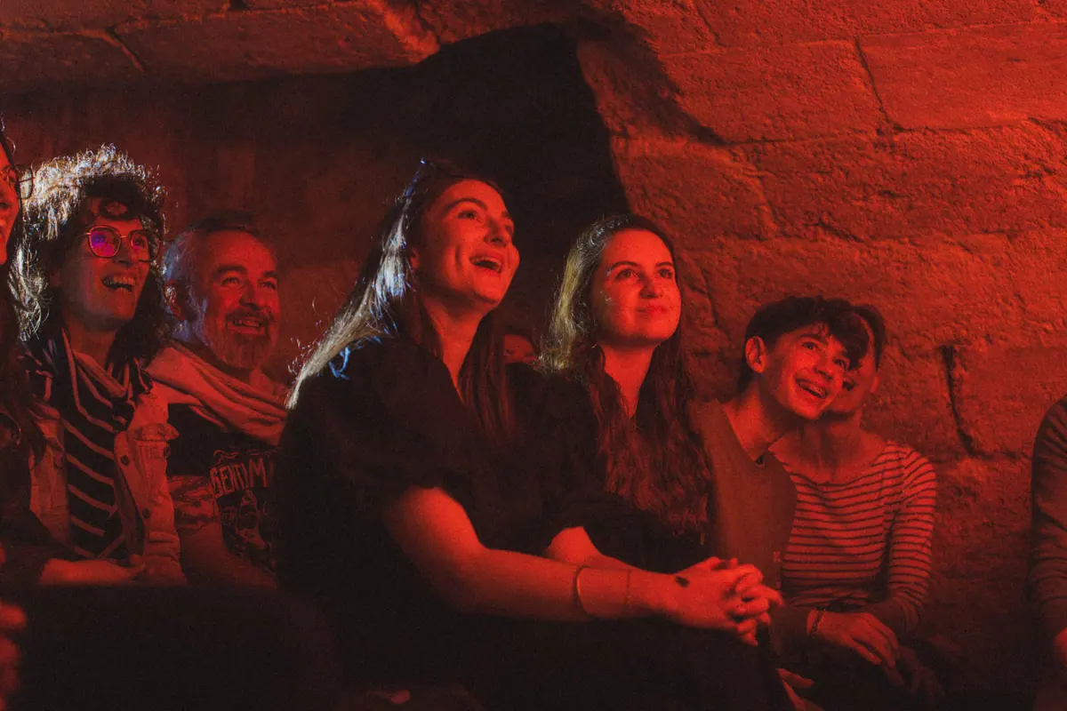Spectateurs hilares à un plateau d'humoristes — La Marelle Rouge, stand-up à l'Atelier B, Bordeaux