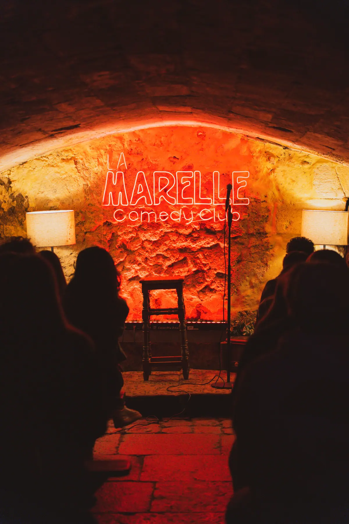 Scène stand-up sous voûte de pierre à La Marelle Rouge — comedy club intimiste à l'Atelier B, vieux Bordeaux