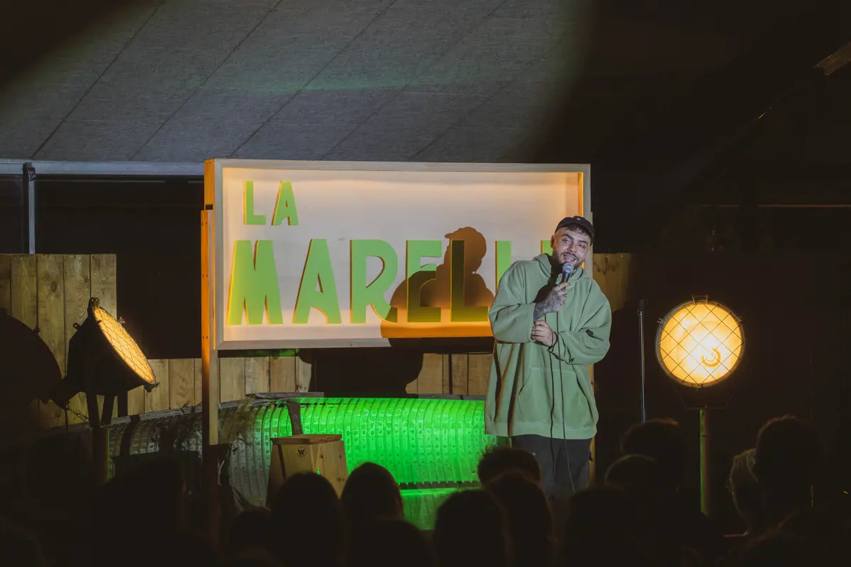 Comédien stand-up à La Marelle Verte — soirée humour aux bords de Garonne, Bordeaux